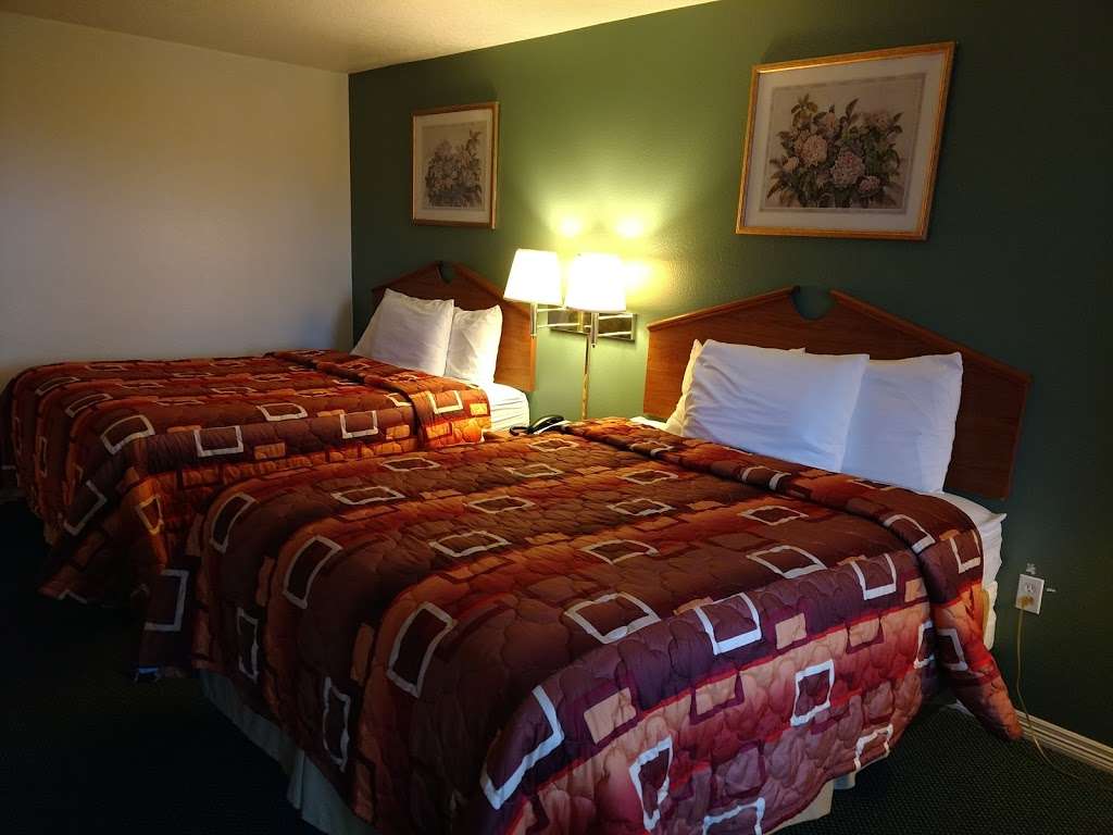 Summit Inn | 51325 US-290, Hempstead, TX 77445, USA | Phone: (979) 826-4400