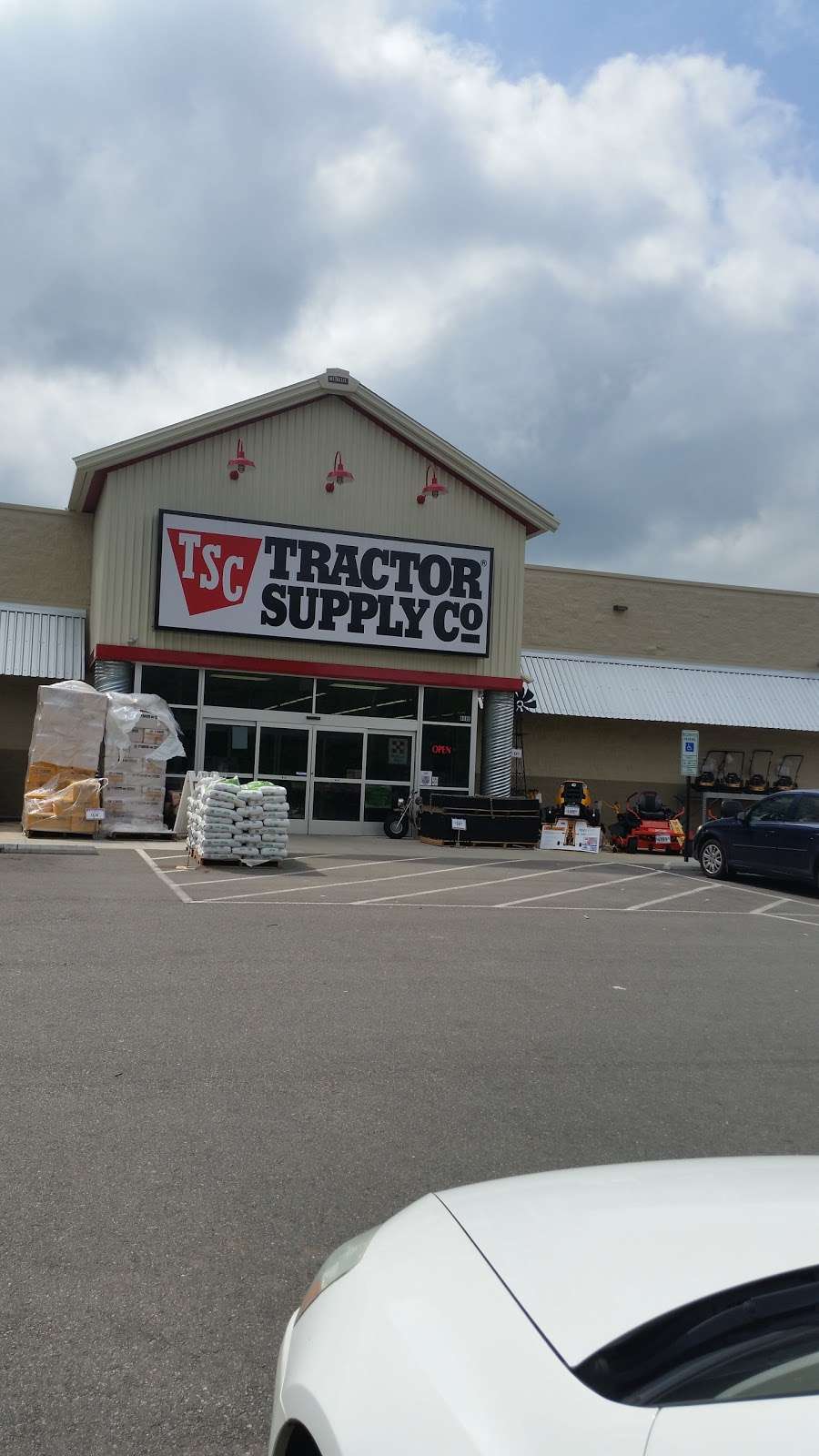 Tractor Supply Co. | 8986 Courthouse Rd, Louisa, VA 23093 | Phone: (540) 967-2365