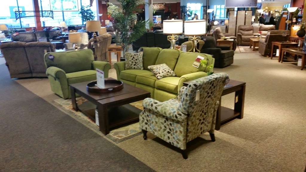 Steinhafels Furniture | 7001 118th Ave, Kenosha, WI 53142 | Phone: (262) 857-2100