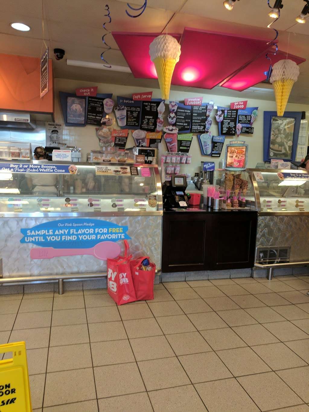Baskin-Robbins | 3310 W Addison St, Chicago, IL 60618, USA | Phone: (773) 539-8114
