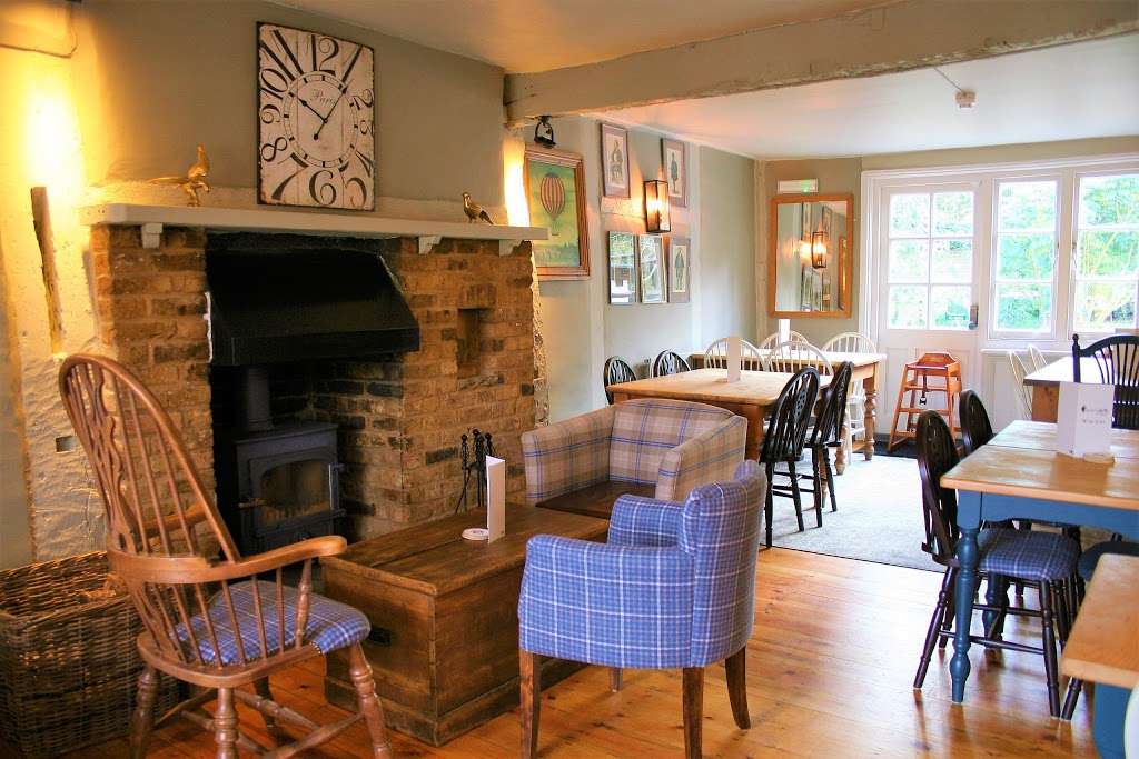 The Queens Head | 13 High St, Nutfield, Redhill RH1 4HH, UK | Phone: 01737 823615