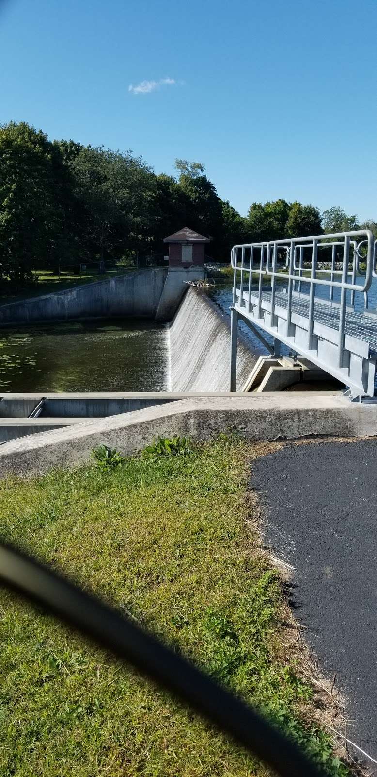 Turner Reservoir Loop Trailhead Parking | 400 Pleasant St, Rumford, RI 02916, USA