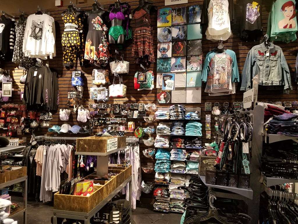 Hot Topic | 3200 S Las Vegas Blvd #2130, Las Vegas, NV 89109, USA | Phone: (702) 650-9710