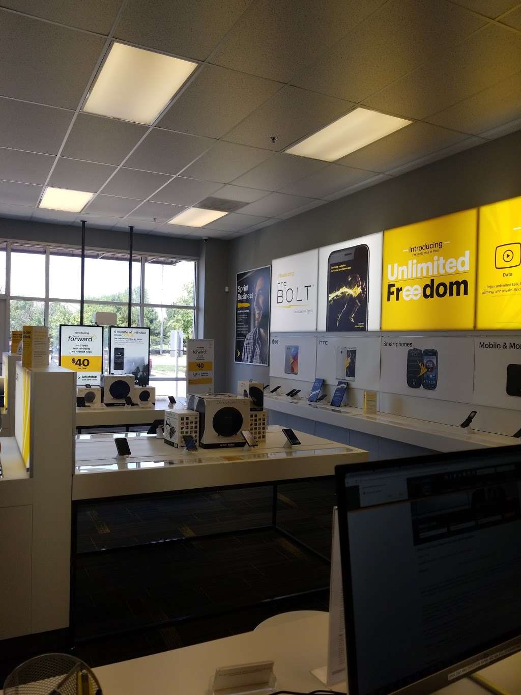 Sprint Store | 945 W Irving Park Rd, Streamwood, IL 60107, USA | Phone: (630) 855-2551