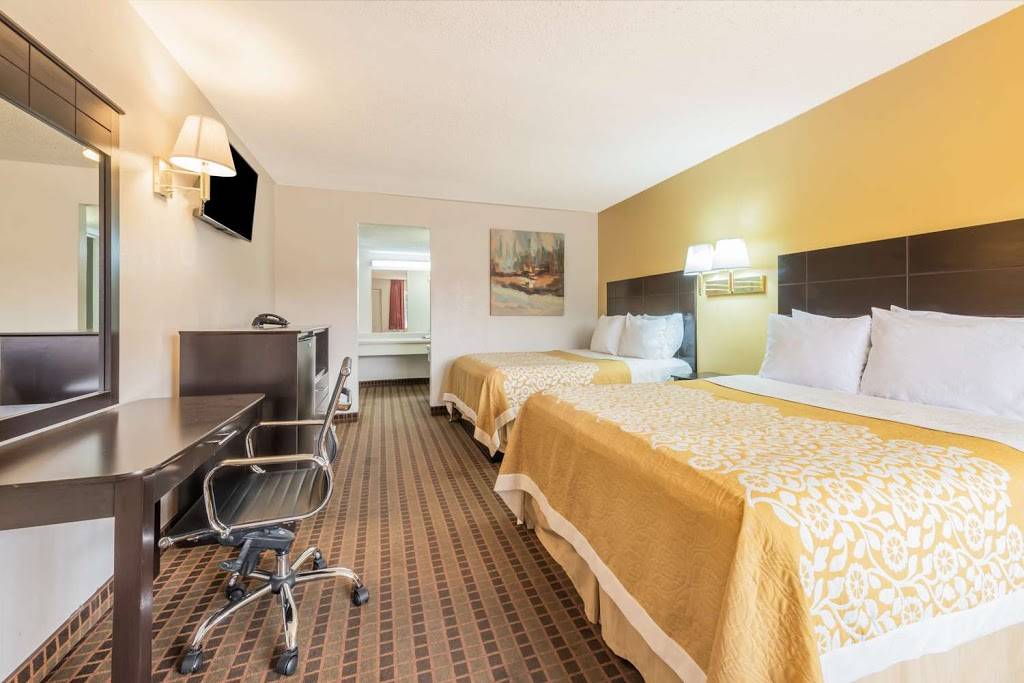 Days Inn by Wyndham South Fort Worth | 4213 South Fwy, Fort Worth, TX 76115, USA | Phone: (817) 923-1987