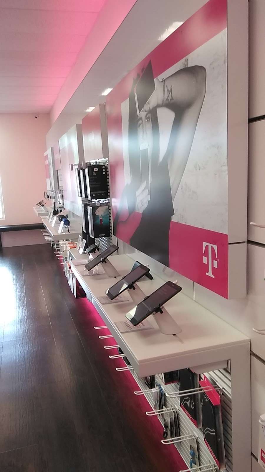 T-Mobile | 1651 E 37th Ave, Hobart, IN 46342, USA | Phone: (219) 940-1145