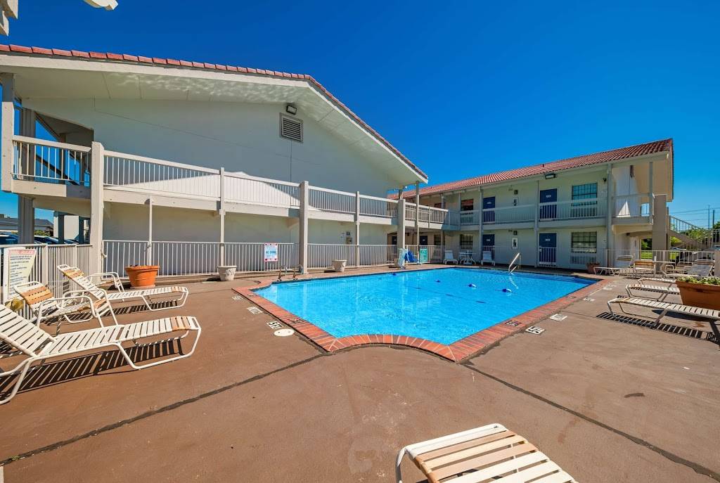 Motel 6 Dallas, TX - Farmers Branch | 13235 N Stemmons Fwy, Farmers Branch, TX 75234 | Phone: (972) 620-7333