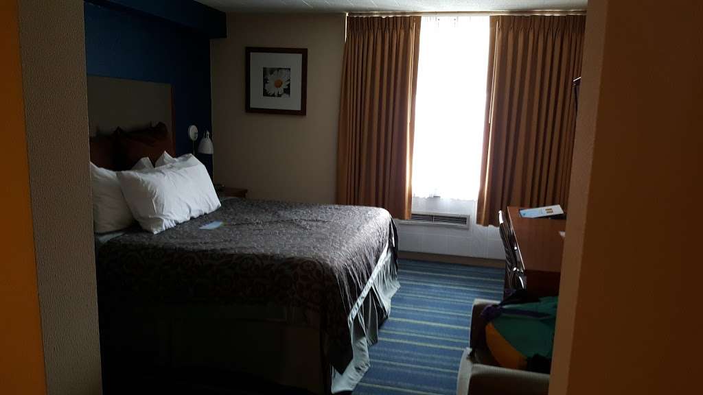 Days Hotel by Wyndham Allentown Airport / Lehigh Valley | 3400 Airport Rd, Allentown, PA 18109, USA | Phone: (610) 674-0733