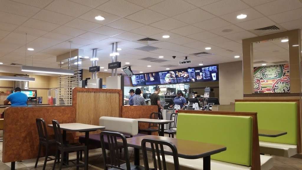 McDonalds | 401 Avalon Park S Blvd, Orlando, FL 32828, USA | Phone: (407) 382-6133