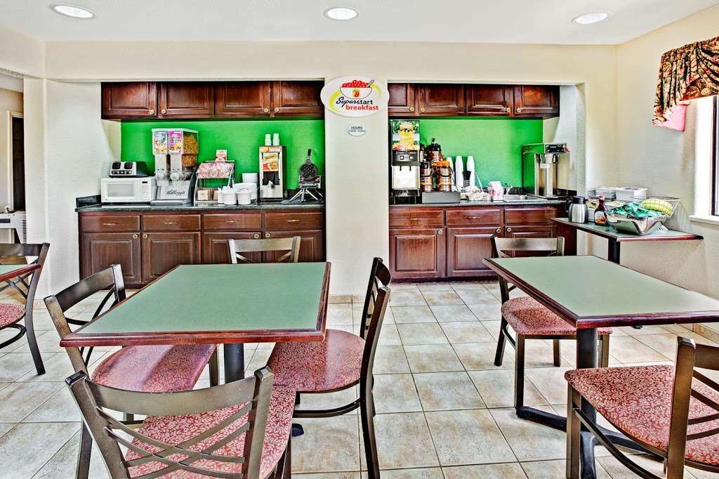 Super 8 by Wyndham Baytown | 1931 East Fwy, Baytown, TX 77521, USA | Phone: (281) 843-6200