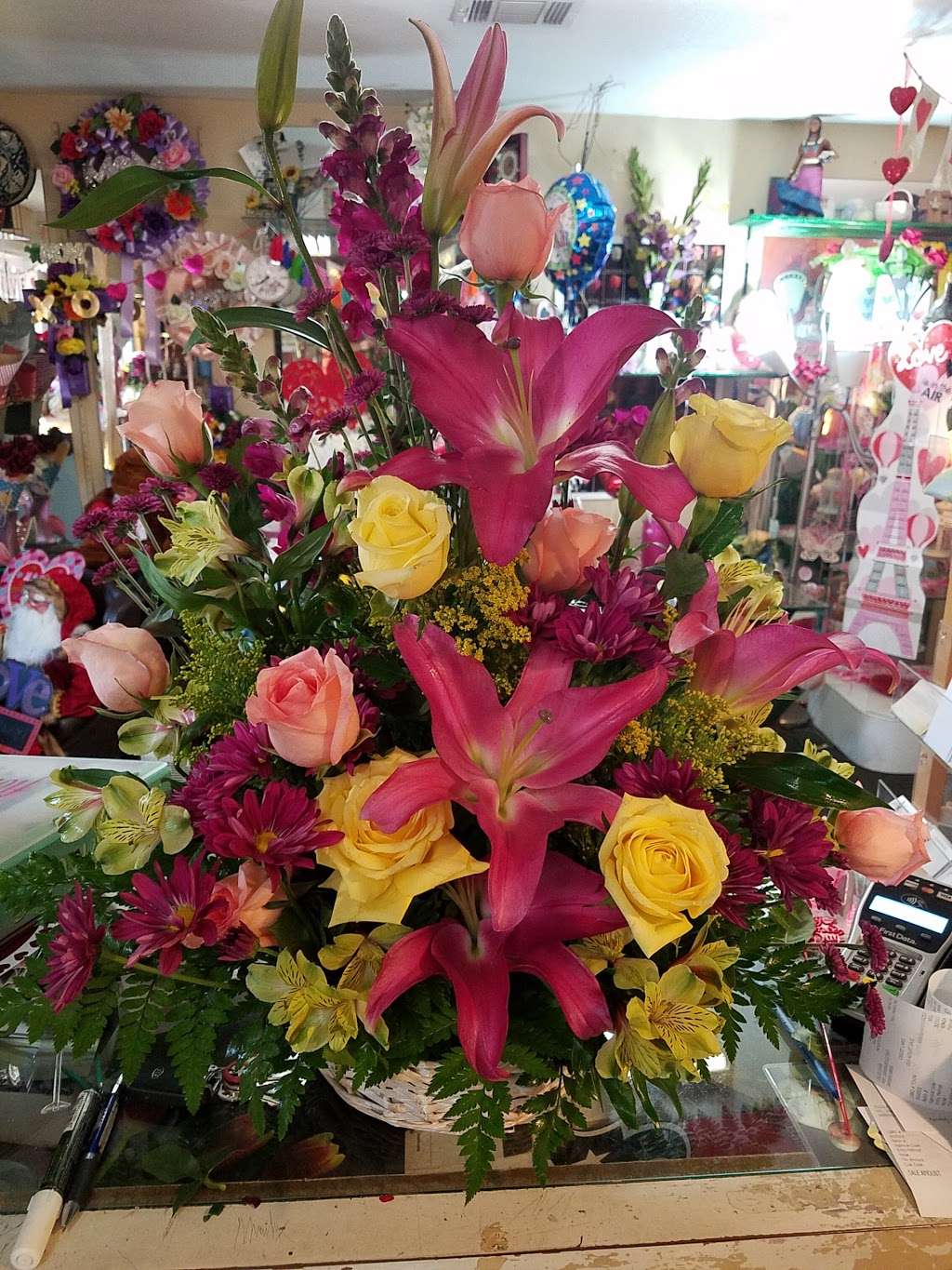 Geges Florist | 6909 Lawndale St, Houston, TX 77023, USA | Phone: (713) 921-6363