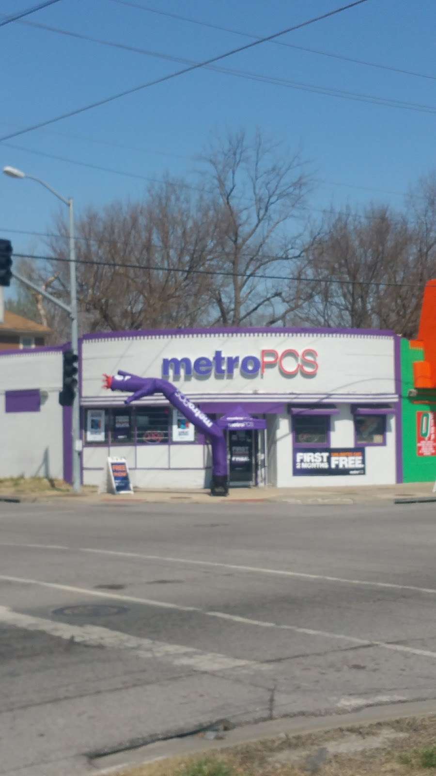 Metro by T-Mobile | 5846 Prospect Ave, Kansas City, MO 64130 | Phone: (816) 444-0124
