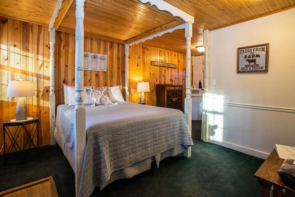Lazy Cloud Lodge | W 4033, State Rd 50, Lake Geneva, WI 53147, USA | Phone: (262) 275-3322