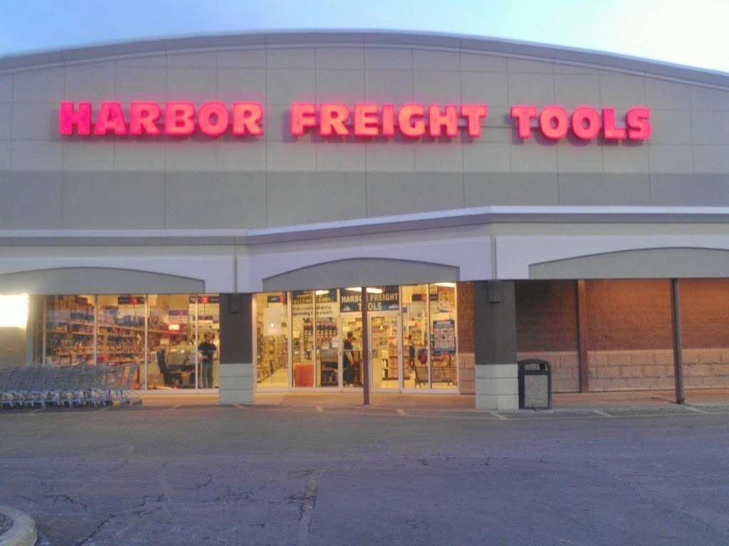 Harbor Freight Tools | 225 W Roosevelt Rd, Lombard, IL 60148, USA | Phone: (630) 261-0145