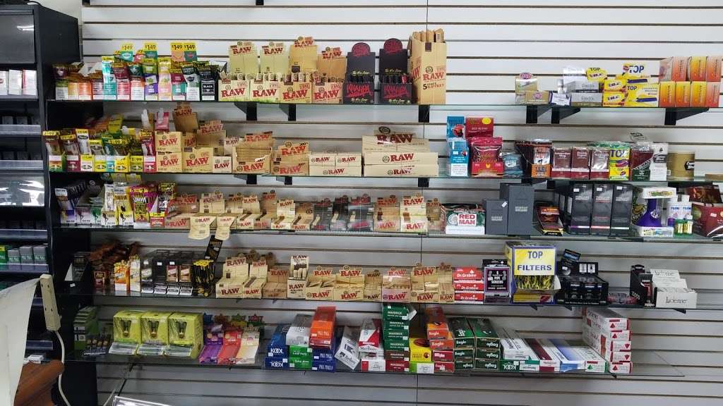 Smoke world vape #3 | 4267 W Layton Ave, Greenfield, WI 53221, USA | Phone: (414) 231-9221