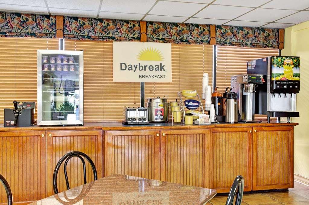 Days Inn & Suites by Wyndham Davenport | 2425 Frontage Rd, Davenport, FL 33837, USA | Phone: (863) 420-5678