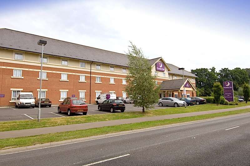 Premier Inn London Gatwick Airport East | Balcombe Rd, Crawley RH10 3NL, UK | Phone: 0871 527 8410