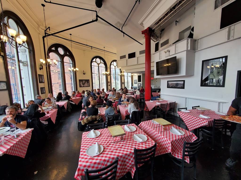 Grimaldis Pizzeria | 1 Front St, Brooklyn, NY 11201, USA | Phone: (718) 858-4300