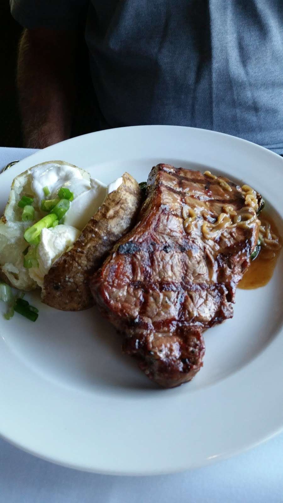 The Oaks Restaurant | 29500 N Lower Valley Rd, Tehachapi, CA 93561, USA | Phone: (661) 821-5521