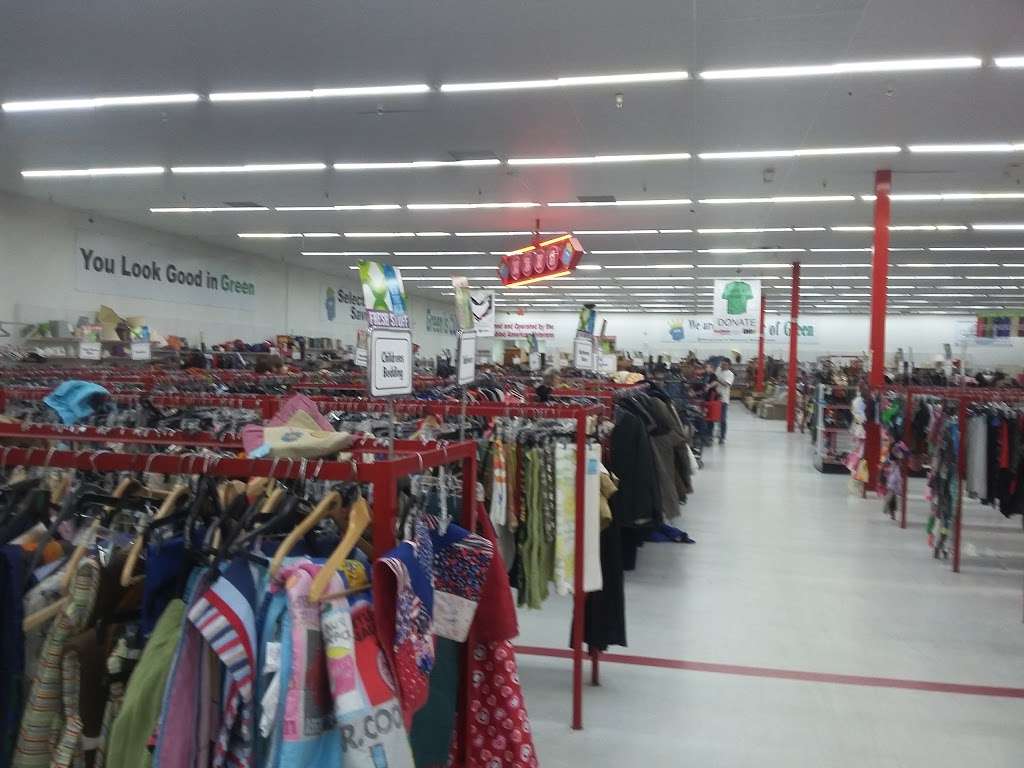 Red Racks Thrift Store | 922 MO-7, Blue Springs, MO 64015, USA | Phone: (816) 874-8812