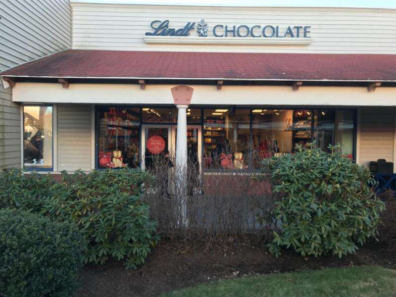 Lindt Chocolate Shop | 1 Premium Outlet Blvd Suite 792, Wrentham, MA 02093, USA | Phone: (508) 384-0666