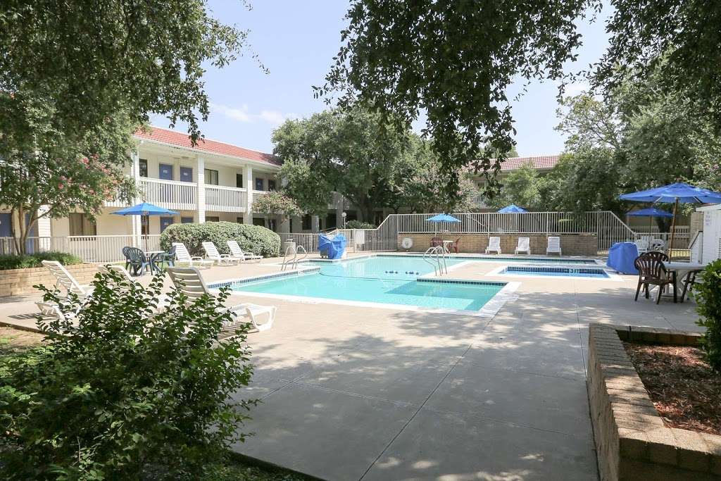 Motel 6 Dallas - Addison | 4325 Belt Line Rd, Addison, TX 75001, USA | Phone: (972) 386-4577