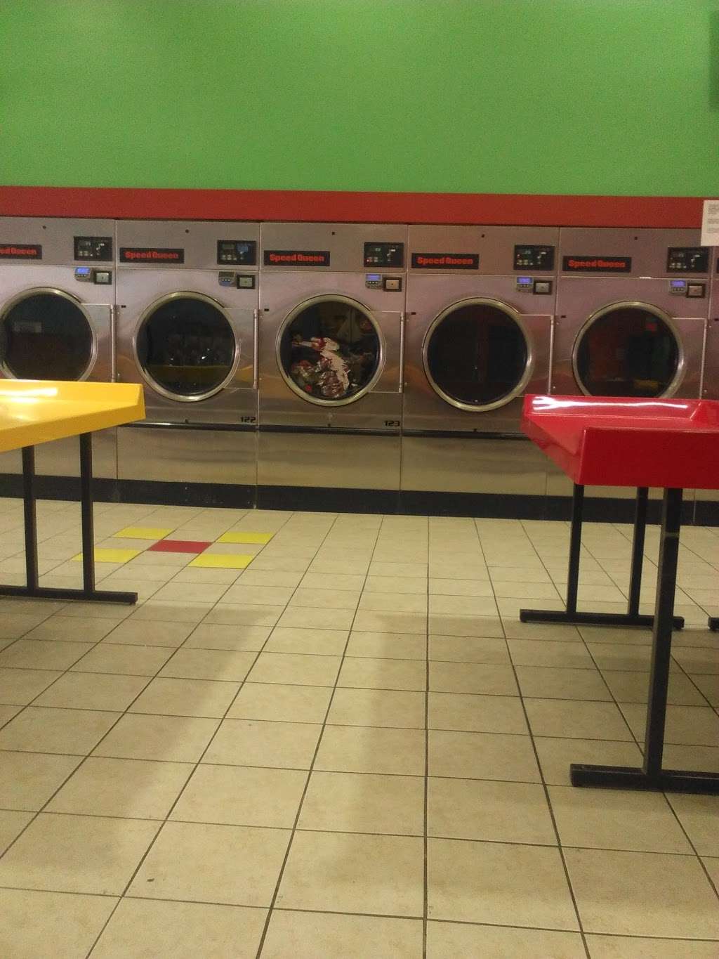 Indyland Laundromat | 9940 E 38th St, Indianapolis, IN 46235, USA | Phone: (317) 472-9968