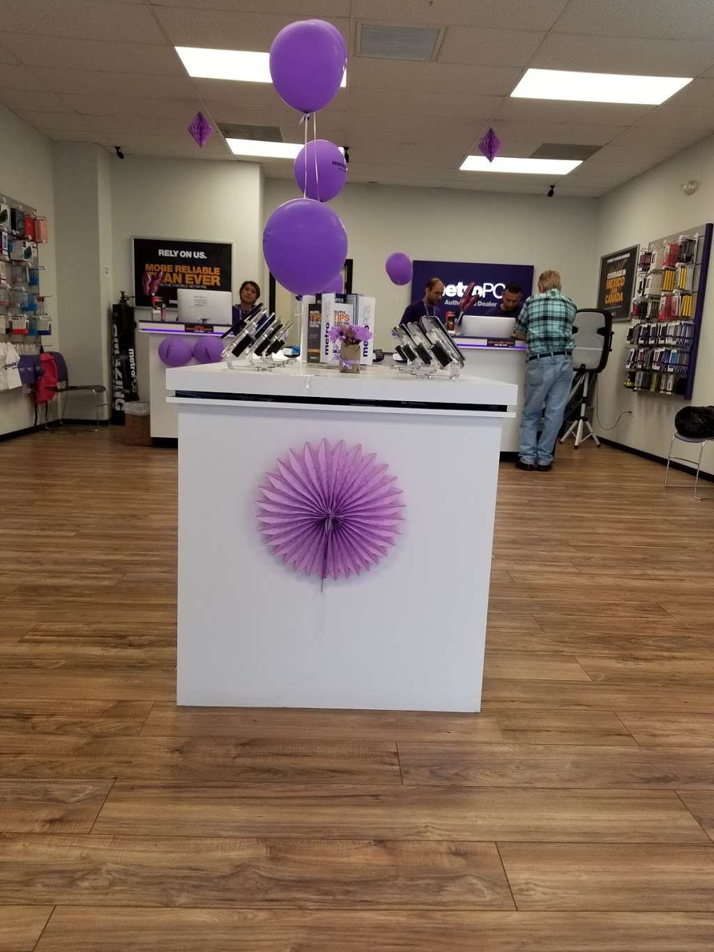 Metro by T-Mobile | 841 W Glenoaks Blvd, Glendale, CA 91202, USA | Phone: (888) 863-8768