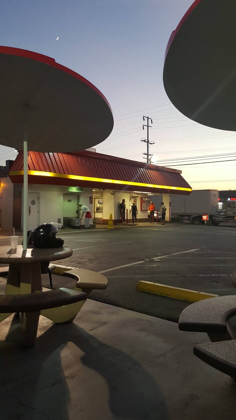 In-N-Out Burger | 9858 Balboa Blvd, Northridge, CA 91325, USA | Phone: (800) 786-1000