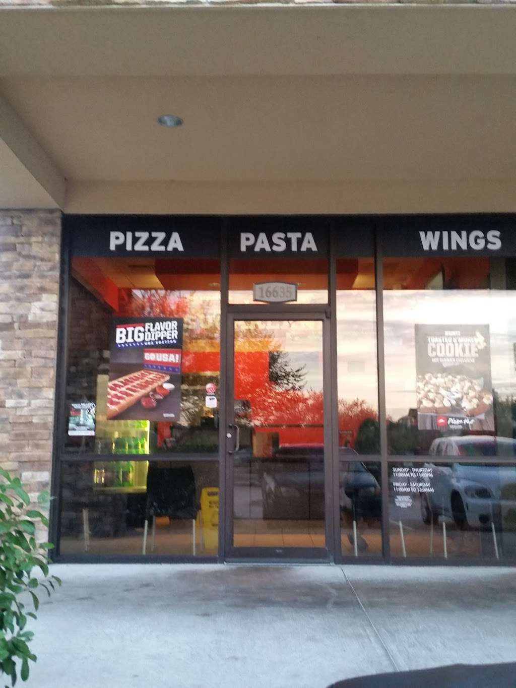 Pizza Hut | 16635 W Airport Blvd, Sugar Land, TX 77498, USA | Phone: (281) 313-0170