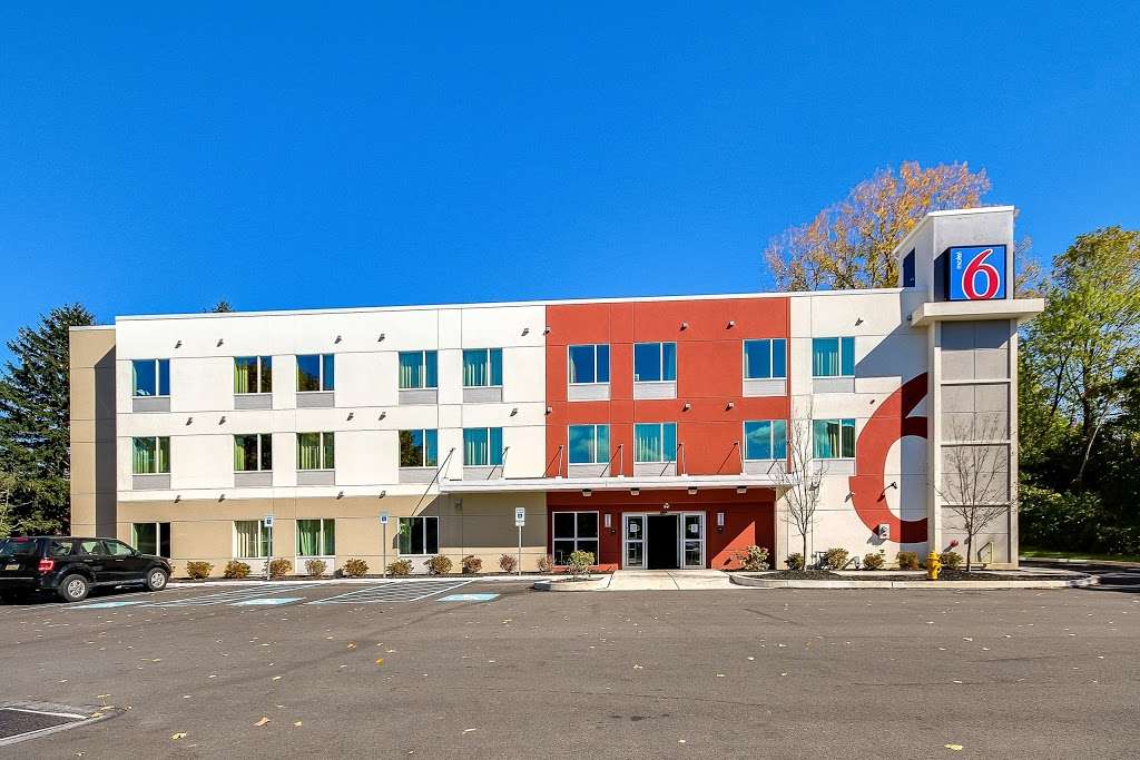 Motel 6 Allentown PA | 681 Blue Barn Rd, Allentown, PA 18104 | Phone: (610) 841-3838