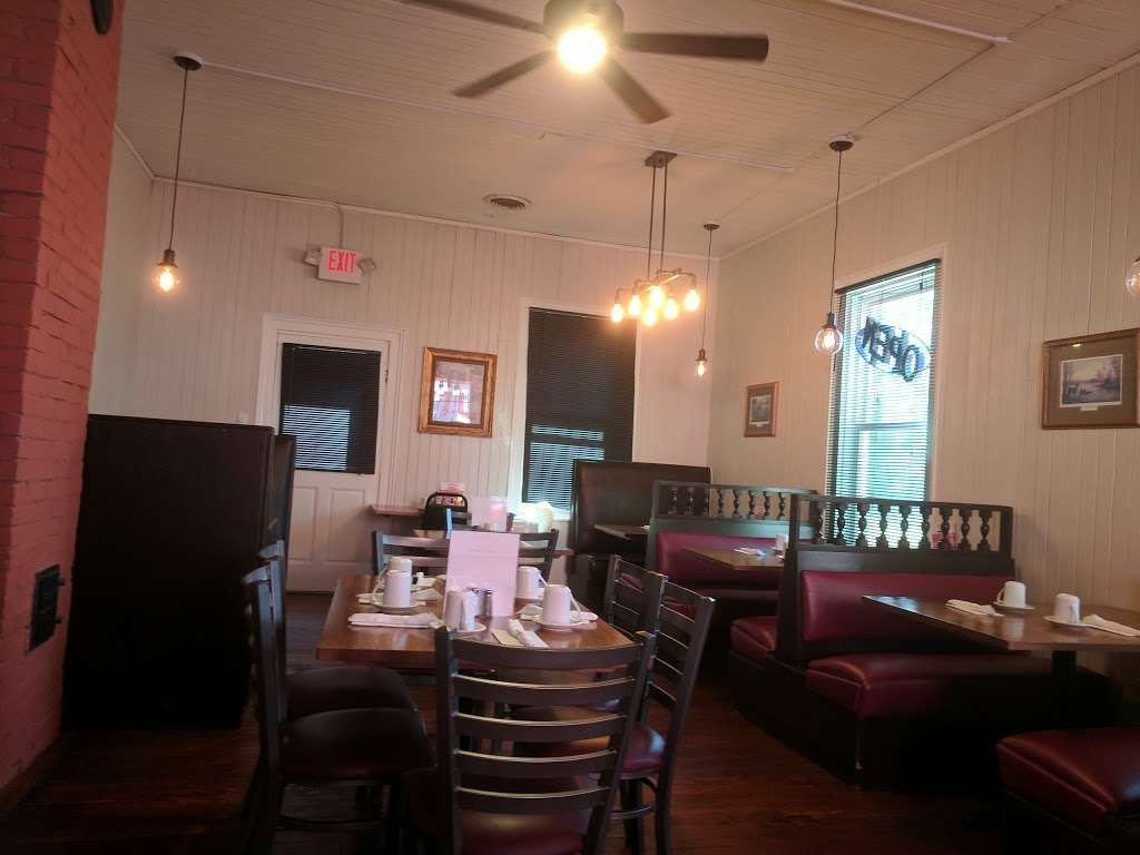 Lucys Cafe | 132 N Main St, North Prairie, WI 53153, USA | Phone: (262) 392-4084