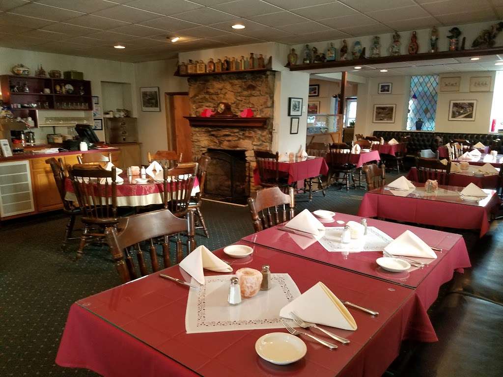 Holly Inn | 31 S Baltimore Ave, Mt Holly Springs, PA 17065, USA | Phone: (717) 486-3823