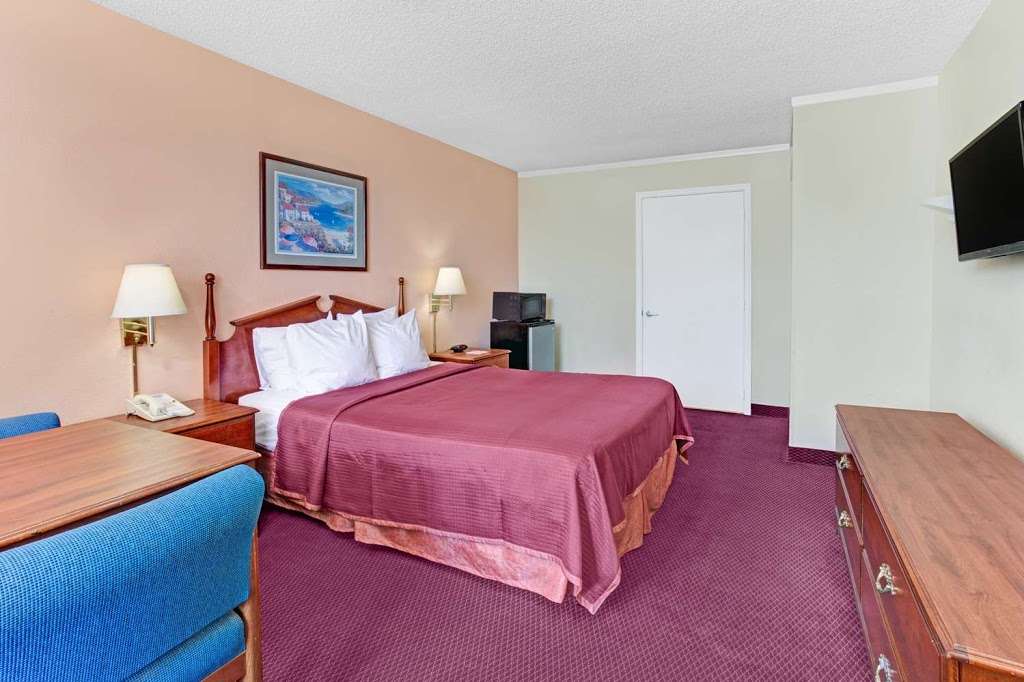 Howard Johnson by Wyndham Tropical Palms Kissimmee | 4311 W Vine St Hwy 192, Kissimmee, FL 34746 | Phone: (407) 966-4406