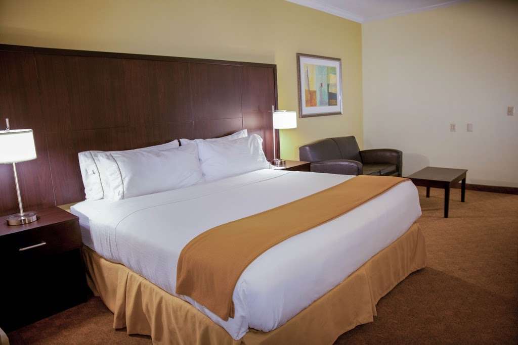 Holiday Inn Express & Suites Houston North Intercontinental | 125 W Airtex Blvd, Houston, TX 77090, USA | Phone: (281) 876-7378