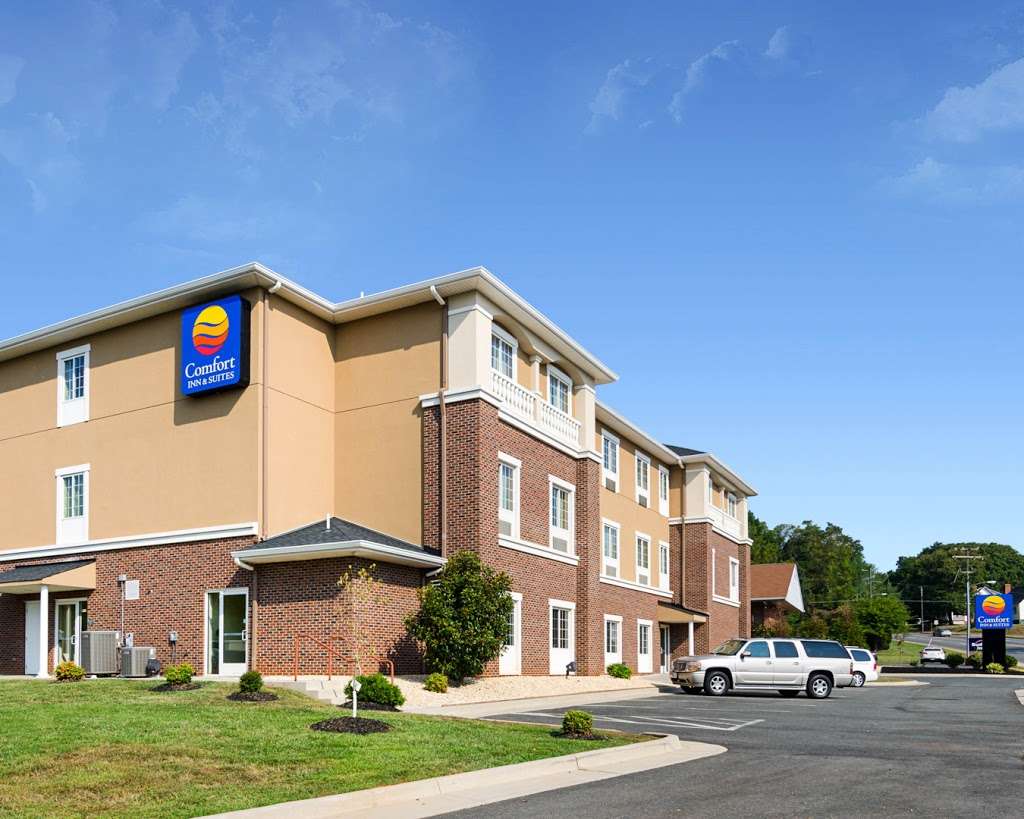 Comfort Inn & Suites Orange - Montpelier | 334 Caroline St, Orange, VA 22960, USA | Phone: (540) 672-3121