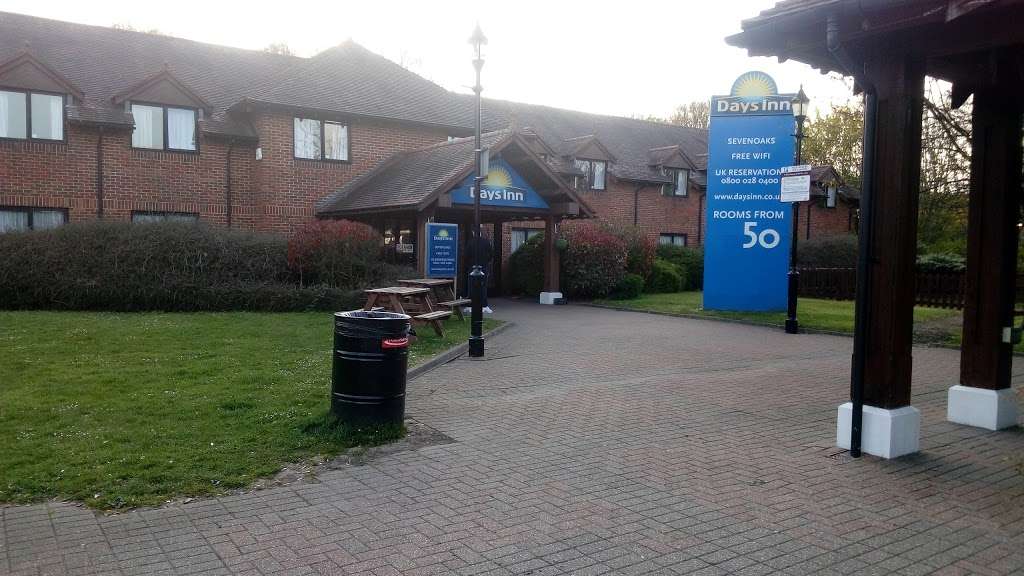 Days Inn Sevenoaks Clacket Lane | Roadchef Motorway Svc Area, Tatsfield, Westerham TN16 2ER, UK | Phone: 0844 225 0772