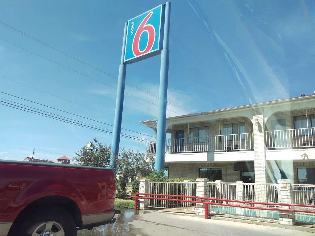 Motel 6 On 35 Interstate | 3360 I-35 Frontage Rd, San Antonio, TX 78219, USA