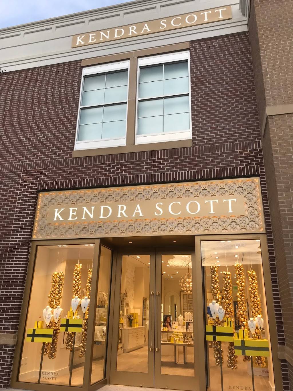 Kendra Scott | 3334 W Friendly Ave Suite 103, Greensboro, NC 27410, USA | Phone: (336) 285-0372