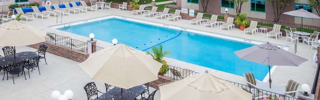 Crowne Plaza Chicago-Northbrook | 2875 N Milwaukee Ave, Northbrook, IL 60062 | Phone: (847) 298-2525