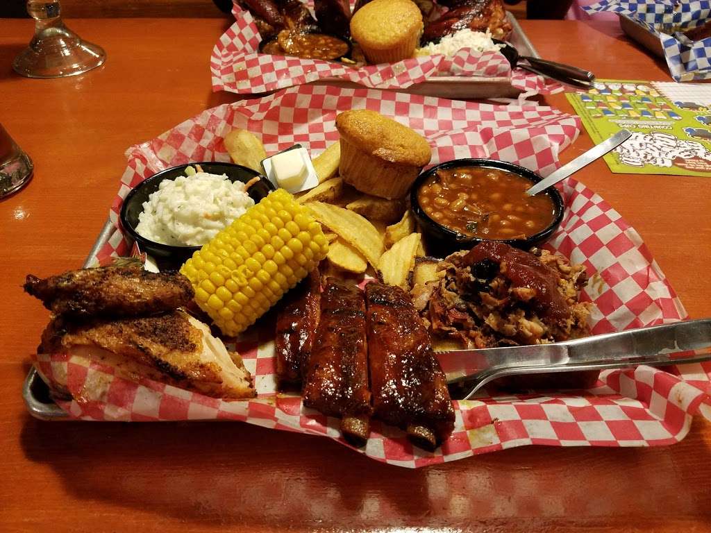 Famous Daves Bar-B-Que | 1936 S Christopher Columbus Blvd, Philadelphia, PA 19148, USA | Phone: (215) 339-0339