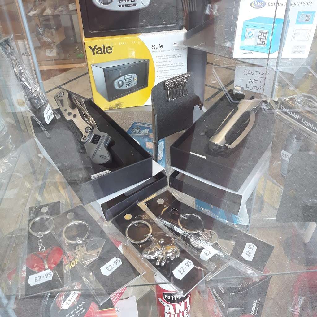 Seldons Locksmiths | 129 Victoria Rd, Horley RH6 7AS, UK | Phone: 01293 786741