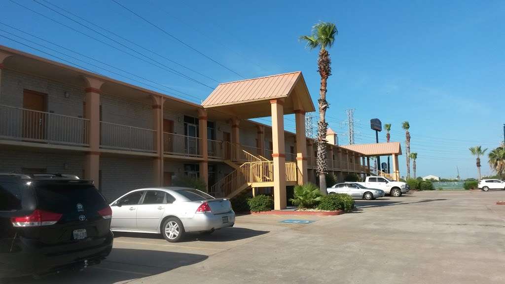 Howard Johnson by Wyndham Galveston | 8216 Harborside Dr, Galveston, TX 77554, USA | Phone: (409) 744-1100