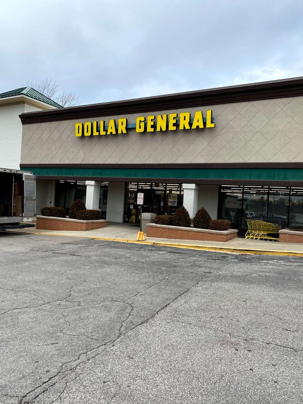 Dollar General | 2430 S Walnut St, Bloomington, IN 47401, USA | Phone: (812) 336-4698