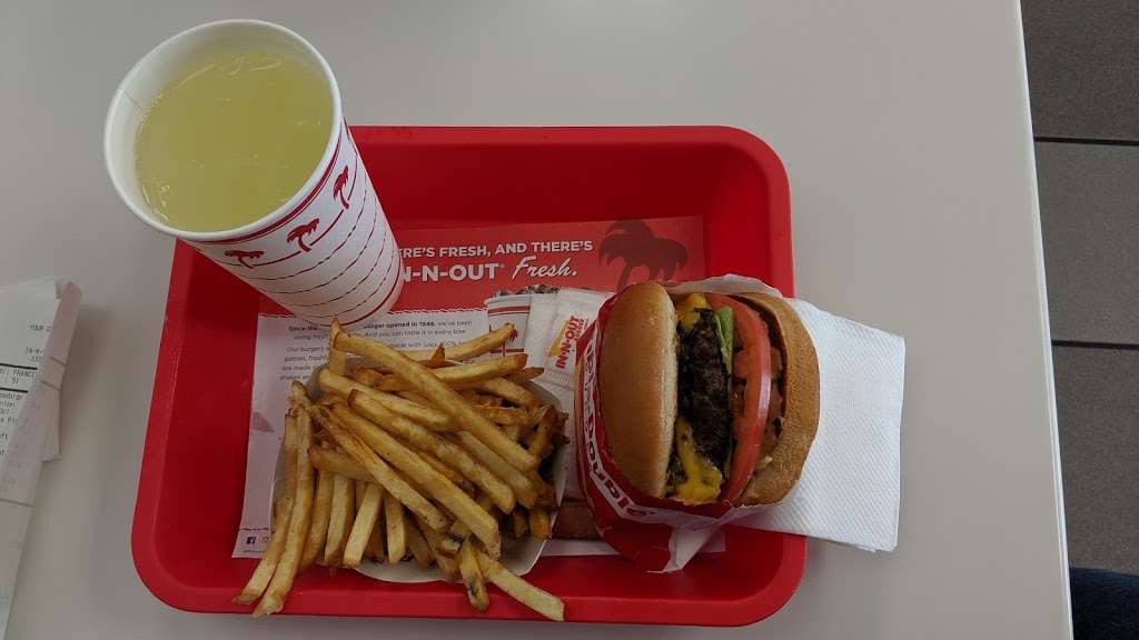 In-N-Out Burger | 4041 N Lakewood Blvd, Long Beach, CA 90808, USA | Phone: (800) 786-1000