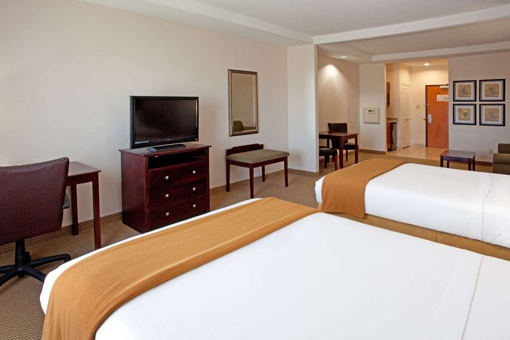 Holiday Inn Express & Suites Texas City | 2440 Gulf Fwy, Texas City, TX 77591, USA | Phone: (409) 986-6700