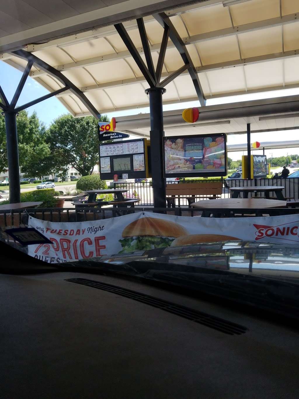 Sonic Drive-In | 4050 S Great SW Pkwy, Grand Prairie, TX 75052, USA | Phone: (972) 623-0100