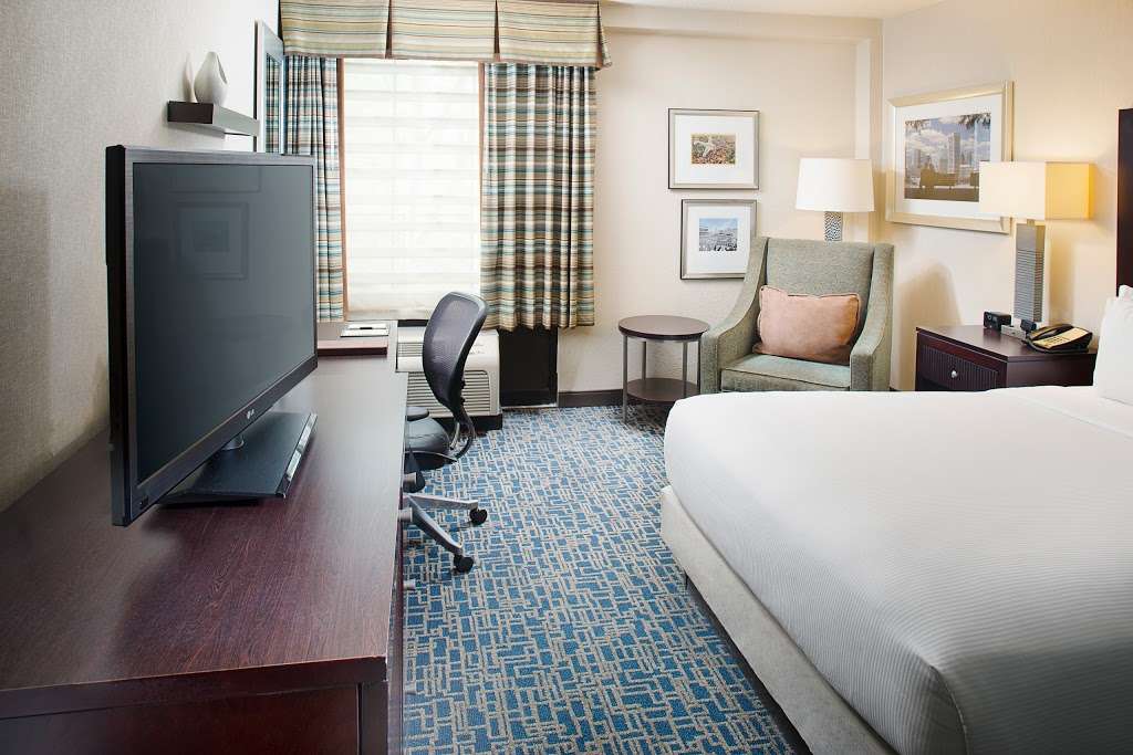 DoubleTree by Hilton Hotel Baltimore - BWI Airport | 890 Elkridge Landing Rd, Linthicum Heights, MD 21090, USA | Phone: (410) 859-8400