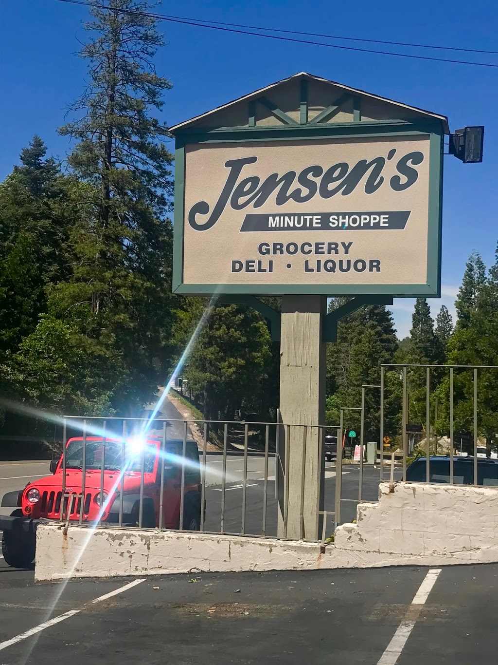 Jensens Minute Shoppe | 241 CA-173, Lake Arrowhead, CA 92352, USA | Phone: (909) 337-3500