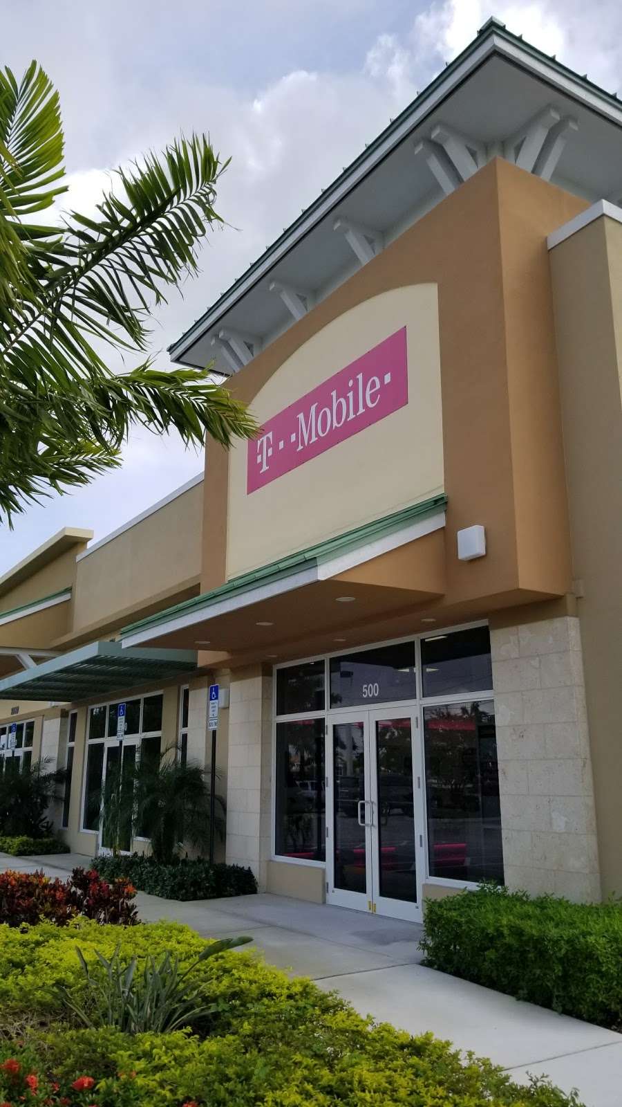 T-Mobile | 10080 Okeechobee Blvd Ste 500, Royal Palm Beach, FL 33411, USA | Phone: (561) 245-2216